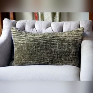 BRENTWOOD ORIGINALS 🪶 filled Green Crushed velveteen decorative pillow. 14x24